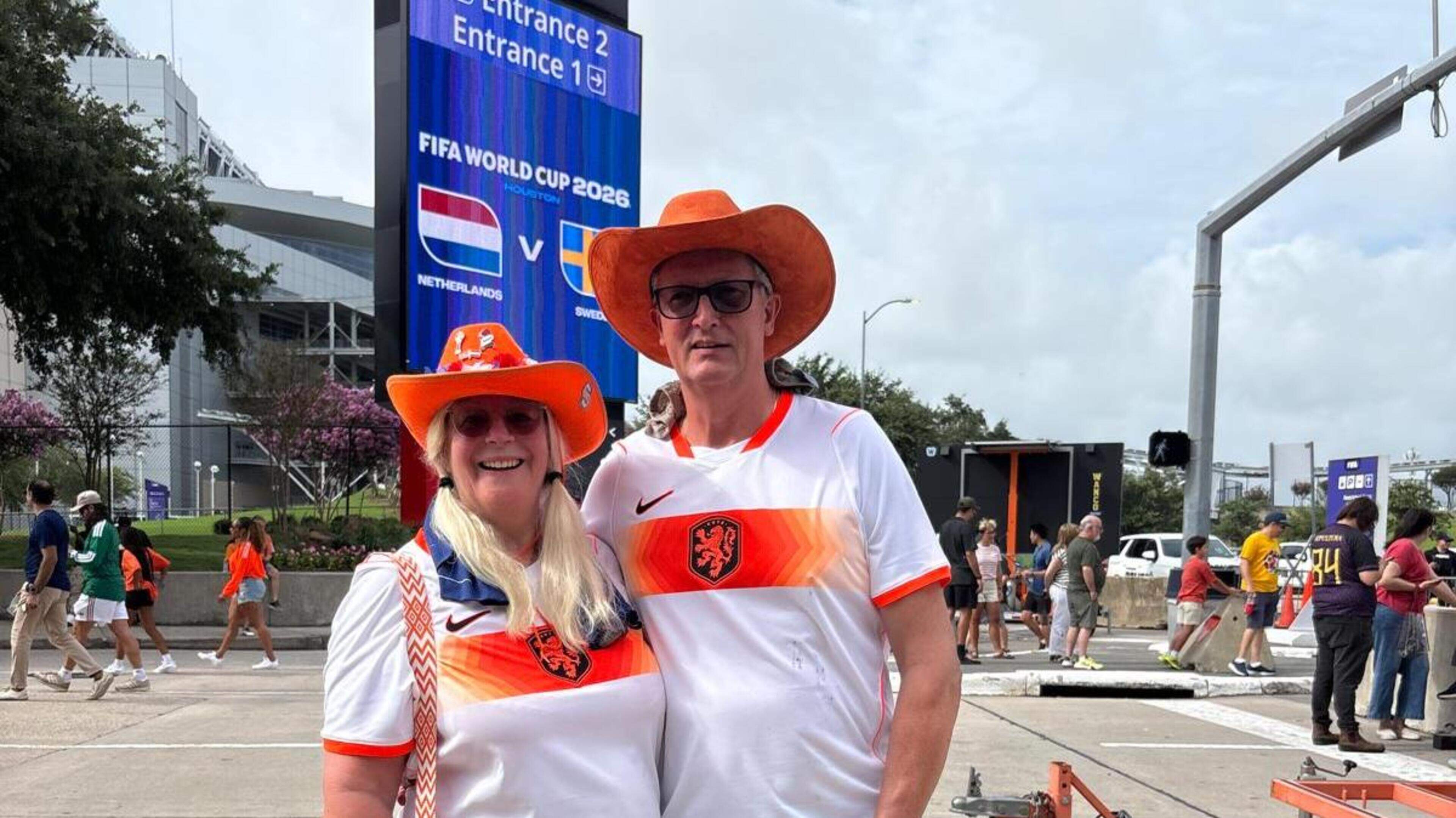 Oranje-fans in bloedheet Houston zoeken koelte op in stadion met airco: ’Zelfs ik als Texaan zweet me rot’